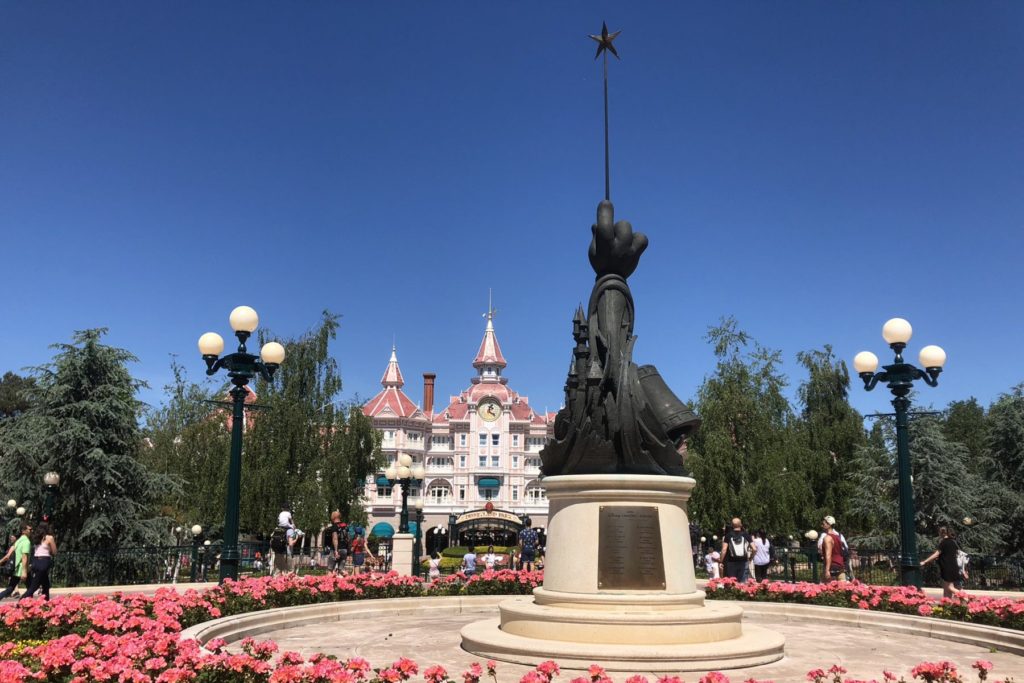 フランスにあるディズニーランドパリのエントランス、マジックステッキを持つミッキーの手の像