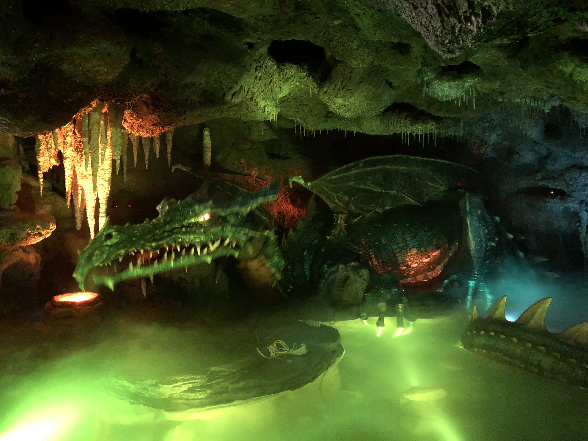 ディズニーランド・パリのシンデレラ城の地下にいるドラゴン「ラ・タニエール・デュ・ドラゴン」