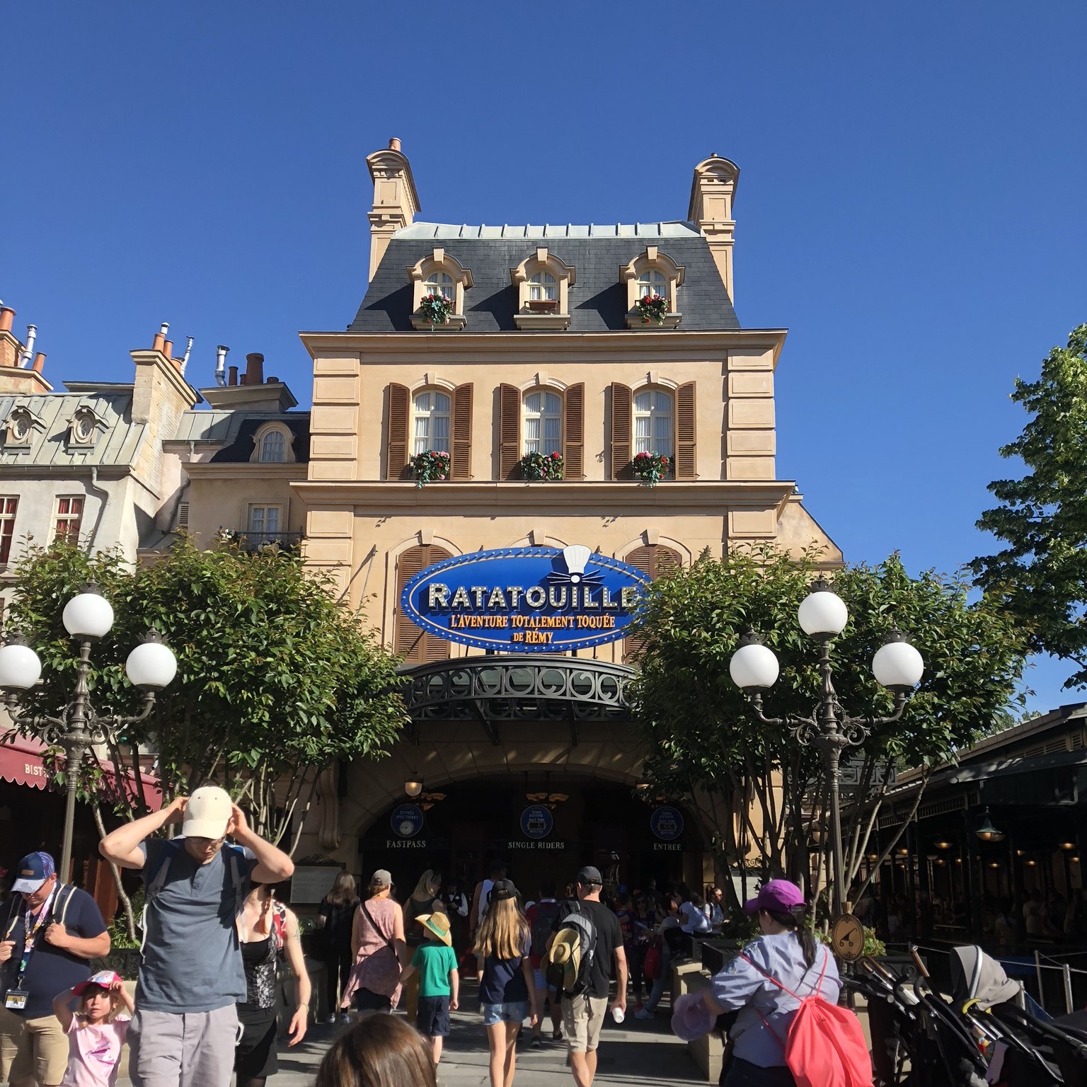 ディズニーランド・パリのウォルトディズニースタジオにあるレミーとおいしいレストランのアトラクション外観