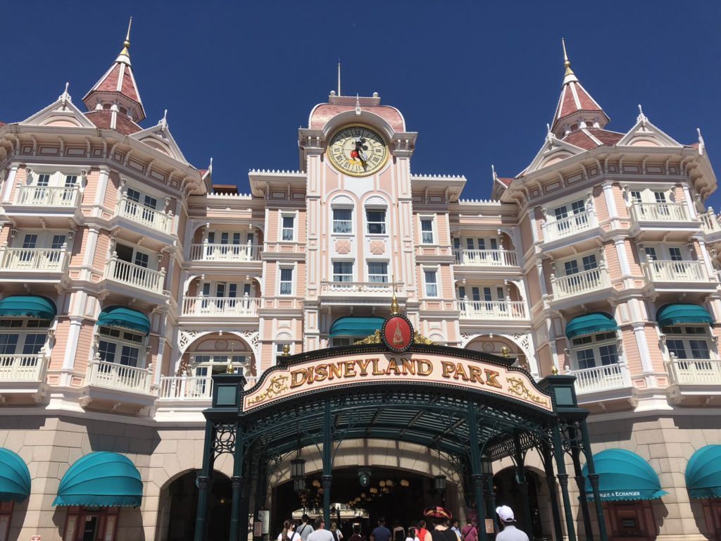 ディズニーランド・パリのメインパーク「ディズニーランド・パーク」入口の様子。ミッキーの時計が特徴の建物