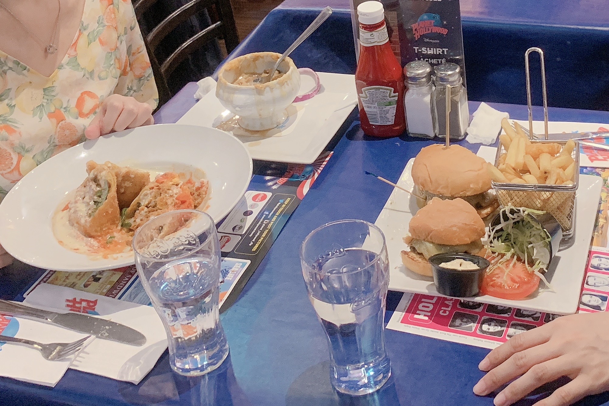 ディズニーランドパリにあったプラネットハリウッドの食事風景。ハンバーガープレート