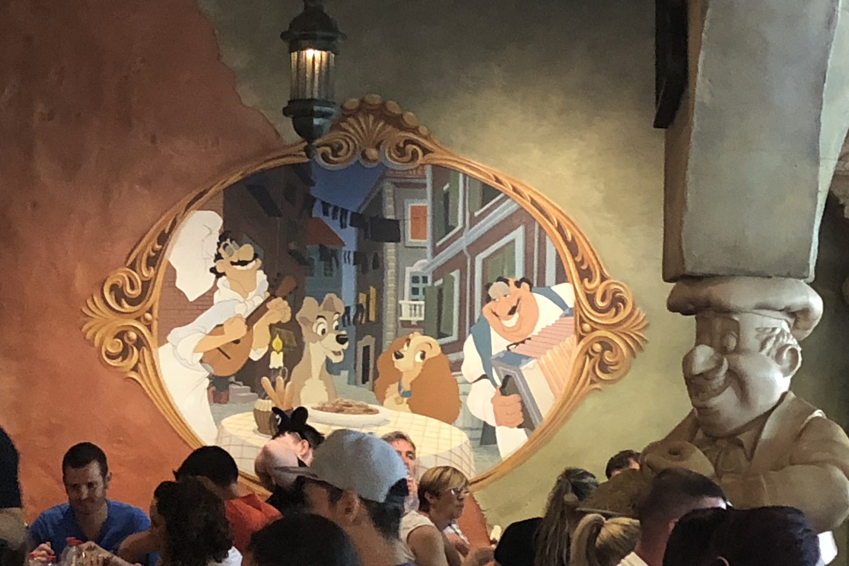 ディズニーランドパリのレストラン「ベラ・ノッテ」の壁画