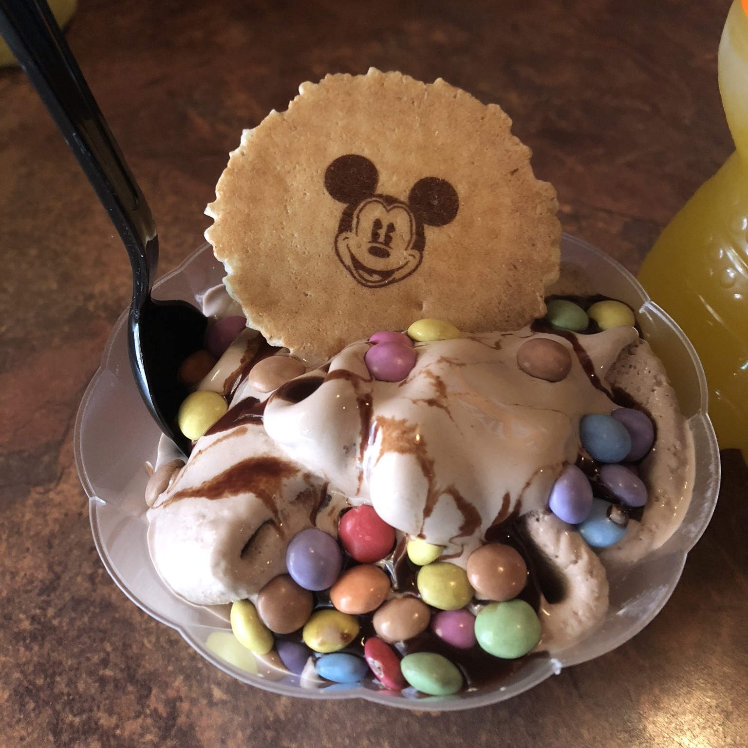 ディズニーランドパリのミッキービスケットの乗ったソフトクリーム