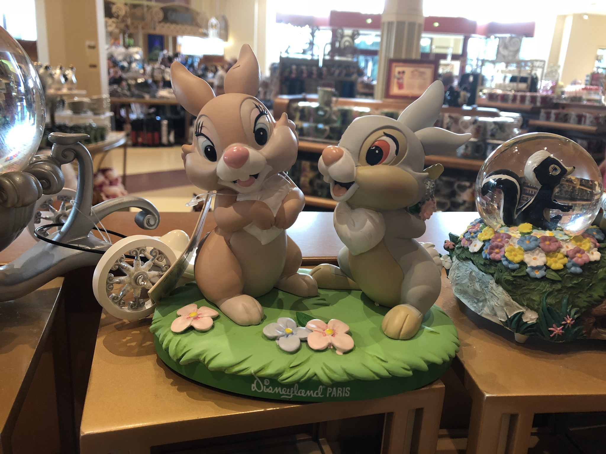 ディズニーヴィレッジにあるワールドオブディズニーストアーのお土産。サンパーとミスバニー