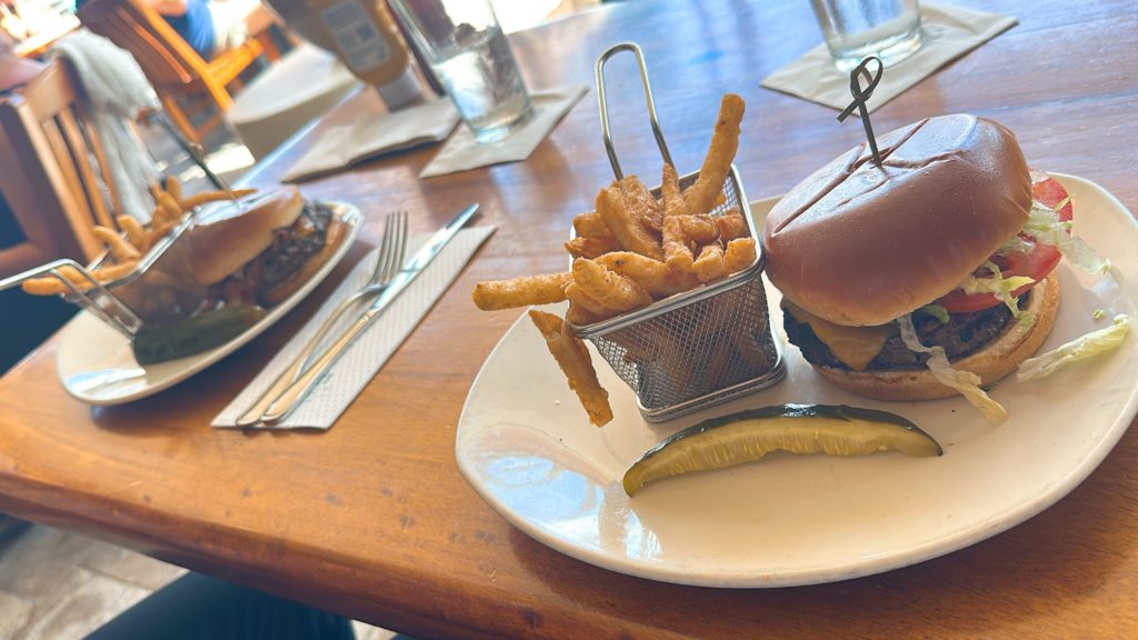 デュークス・ワイキキで注文したチーズバーガープレート。ボリューム満点の人気メニュー。