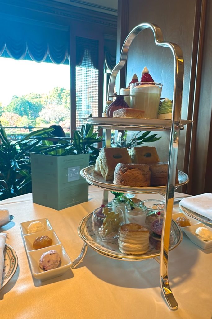 東京にあるホテル「椿山荘」のクリスマスアフタヌーンティーのティースタンド