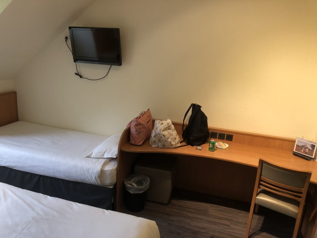 ホテルヴェール３人部屋のシングルベッドとデスクスペース