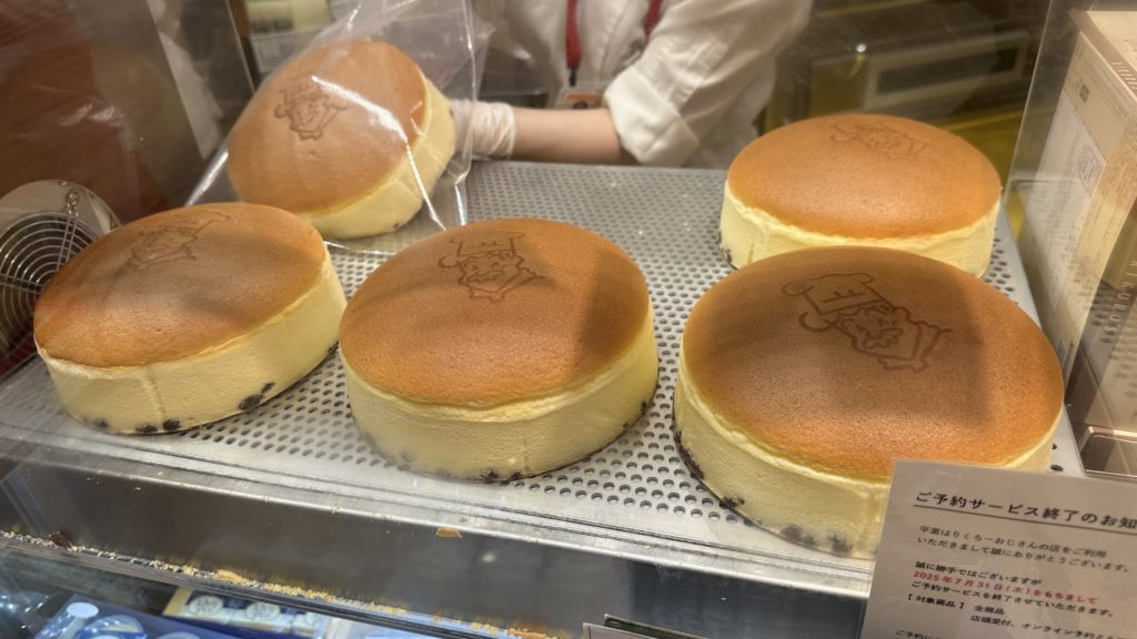 大阪伊丹空港で販売されているりくろーおじさんのチーズケーキの陳列