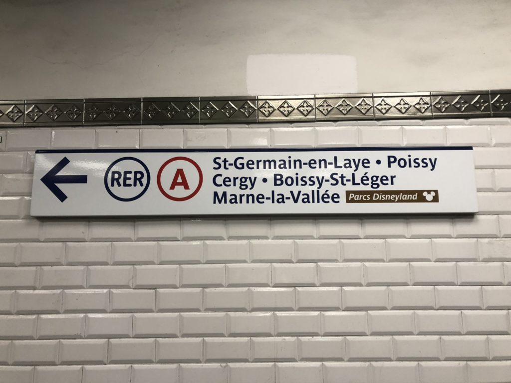 マルヌ＝ラ＝ヴァレ＝シェシー駅への案内板、ミッキーのマーク付きでディズニーランド・パリ行きがわかりやすい