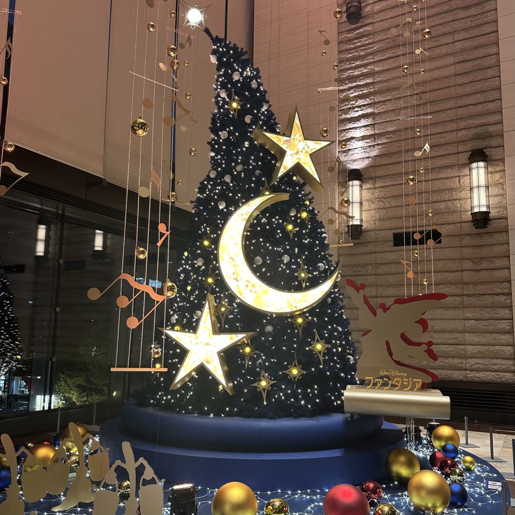 丸の内クリスマスのファンタジアモチーフ、クリスマスツリー