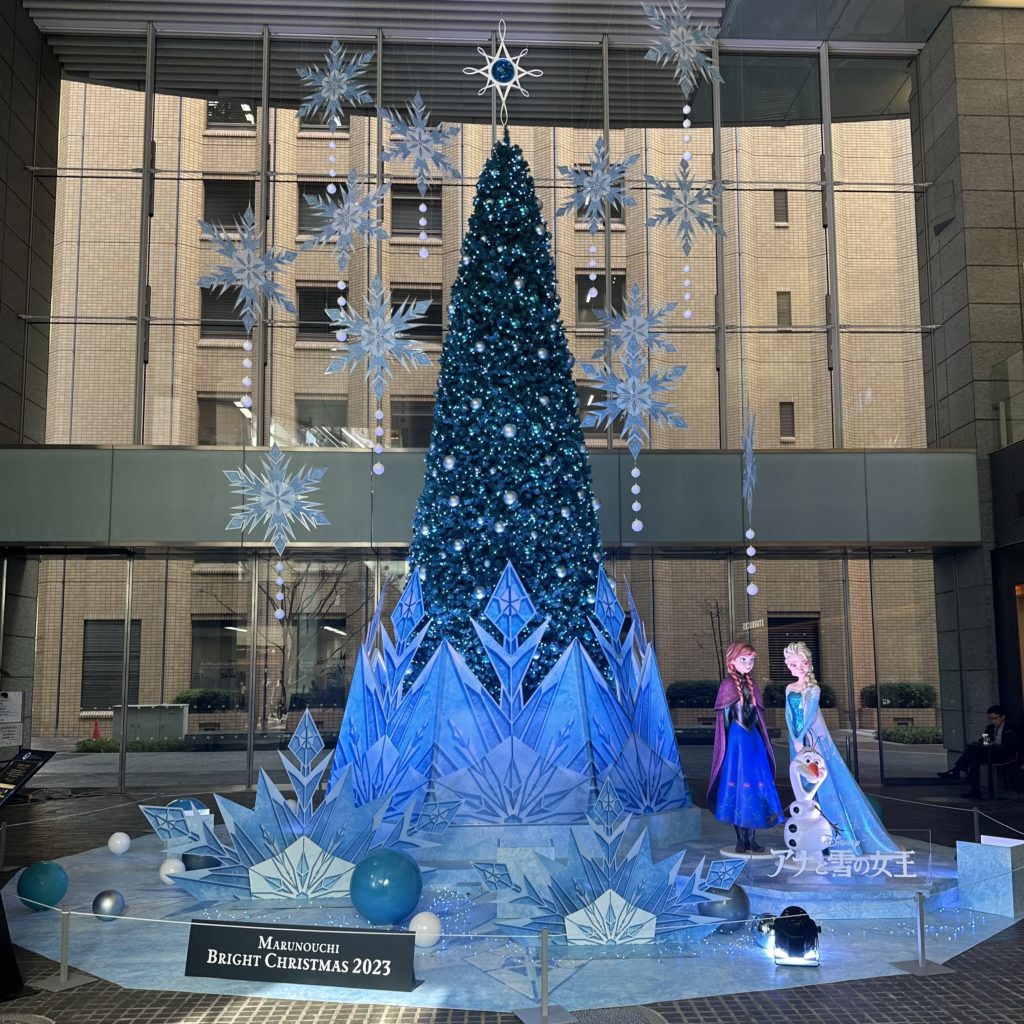 丸の内クリスマスのアナと雪の女王モチーフクリスマスツリー