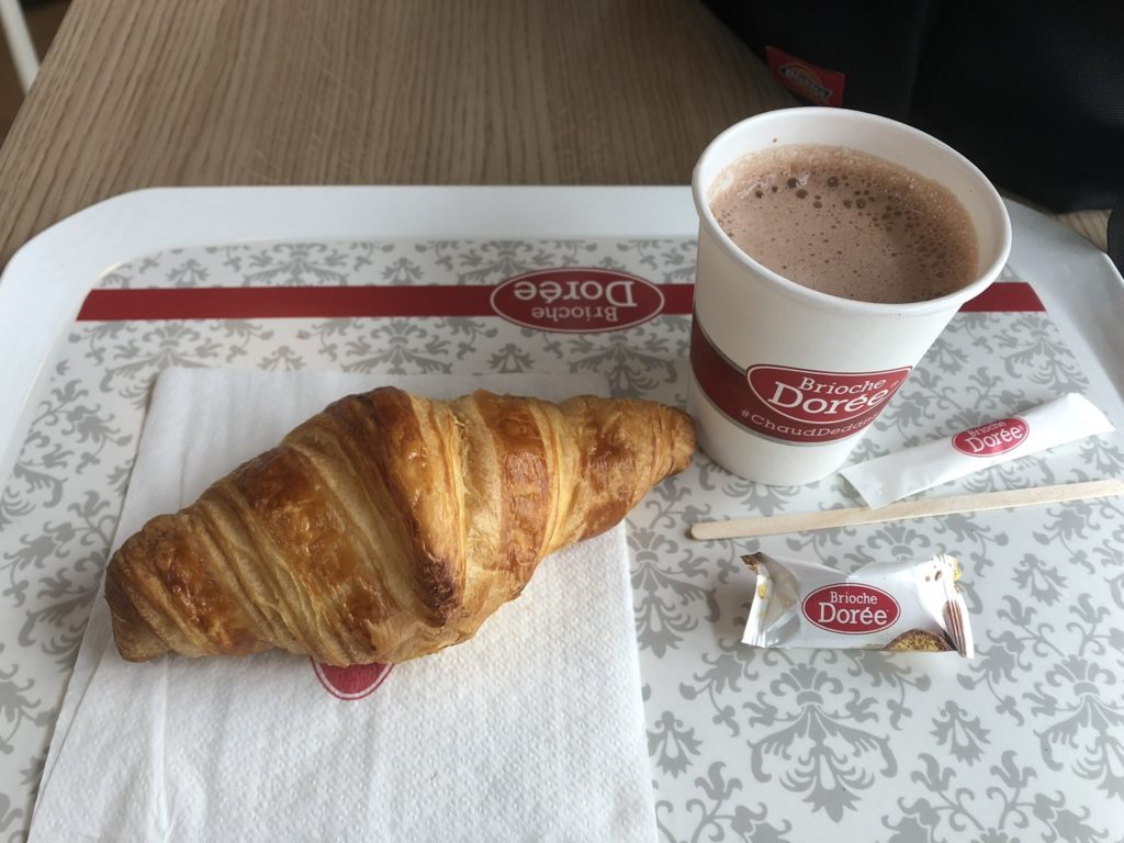 モンサンミッシェルにあるカフェ　ブリオッシュドレーのコーヒーとクロワッサン