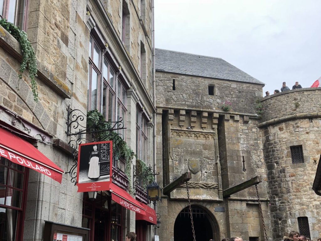 モンサンミッシェル島内の石畳の細い路地、歴史ある建物が立ち並ぶ風景