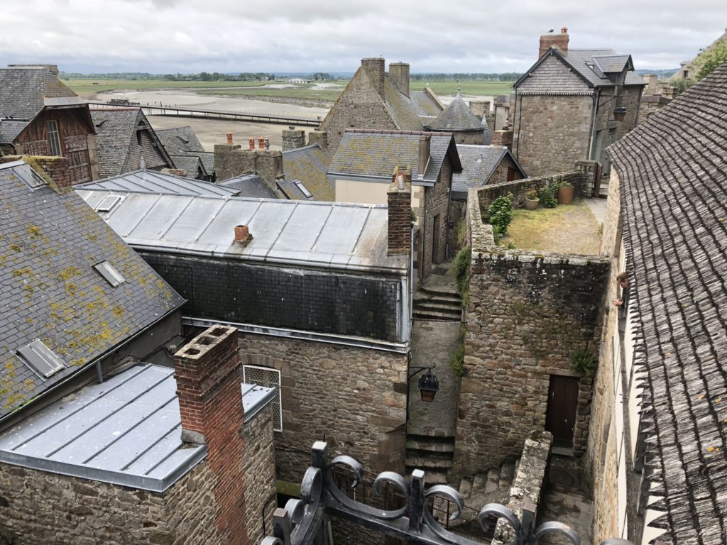 モンサンミッシェル島内の裏通り、石畳の細い路地の風景