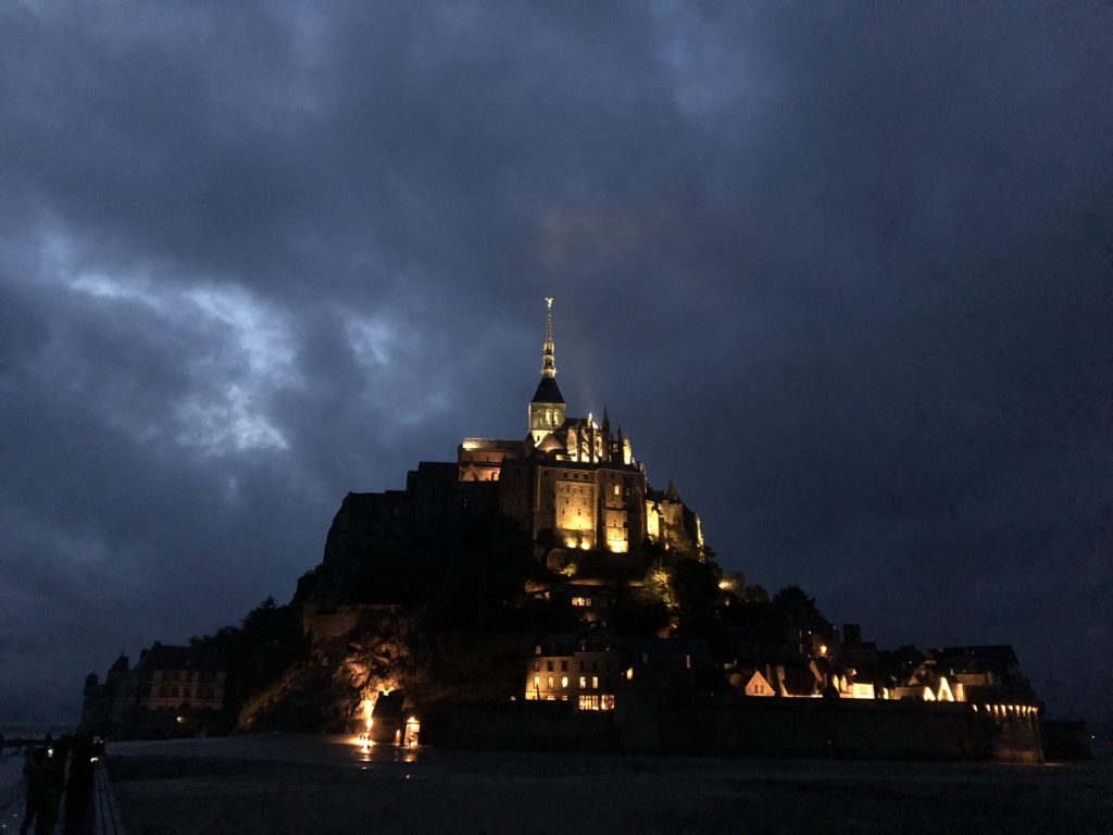 モンサンミッシェル全体の夜景、ライトアップされた修道院と周囲の湾の風景