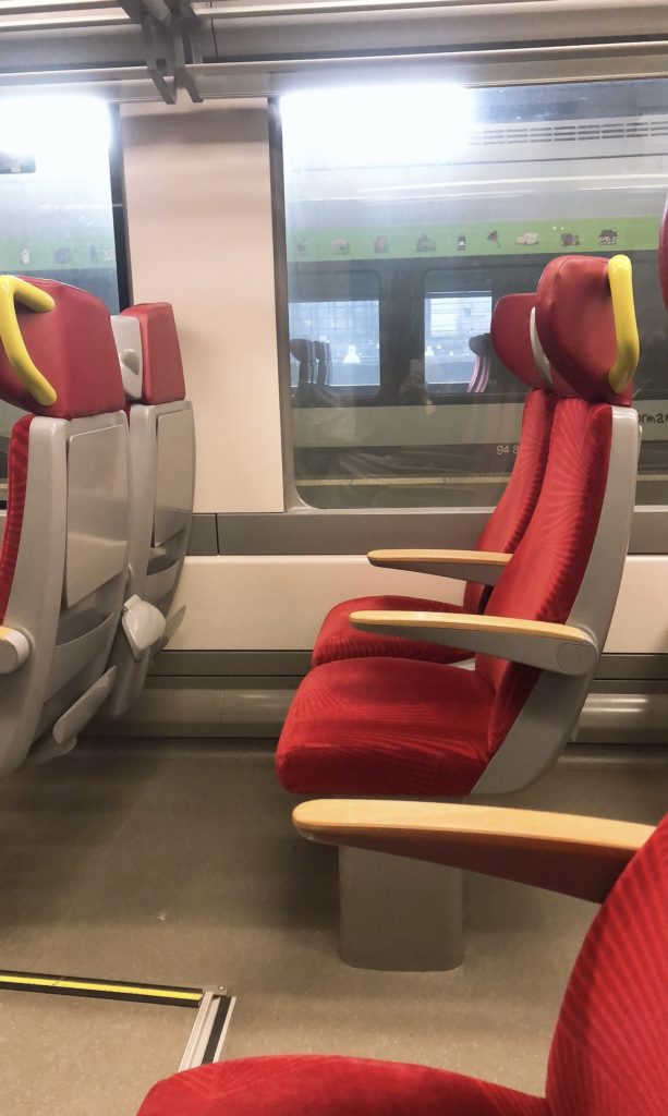 パリ発TGV列車の座席シート