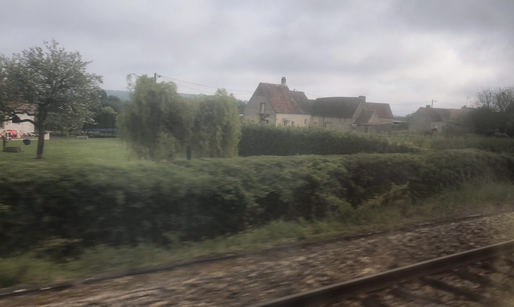 パリからモンサンミッシェルまでの列車TGVの車窓からの眺め