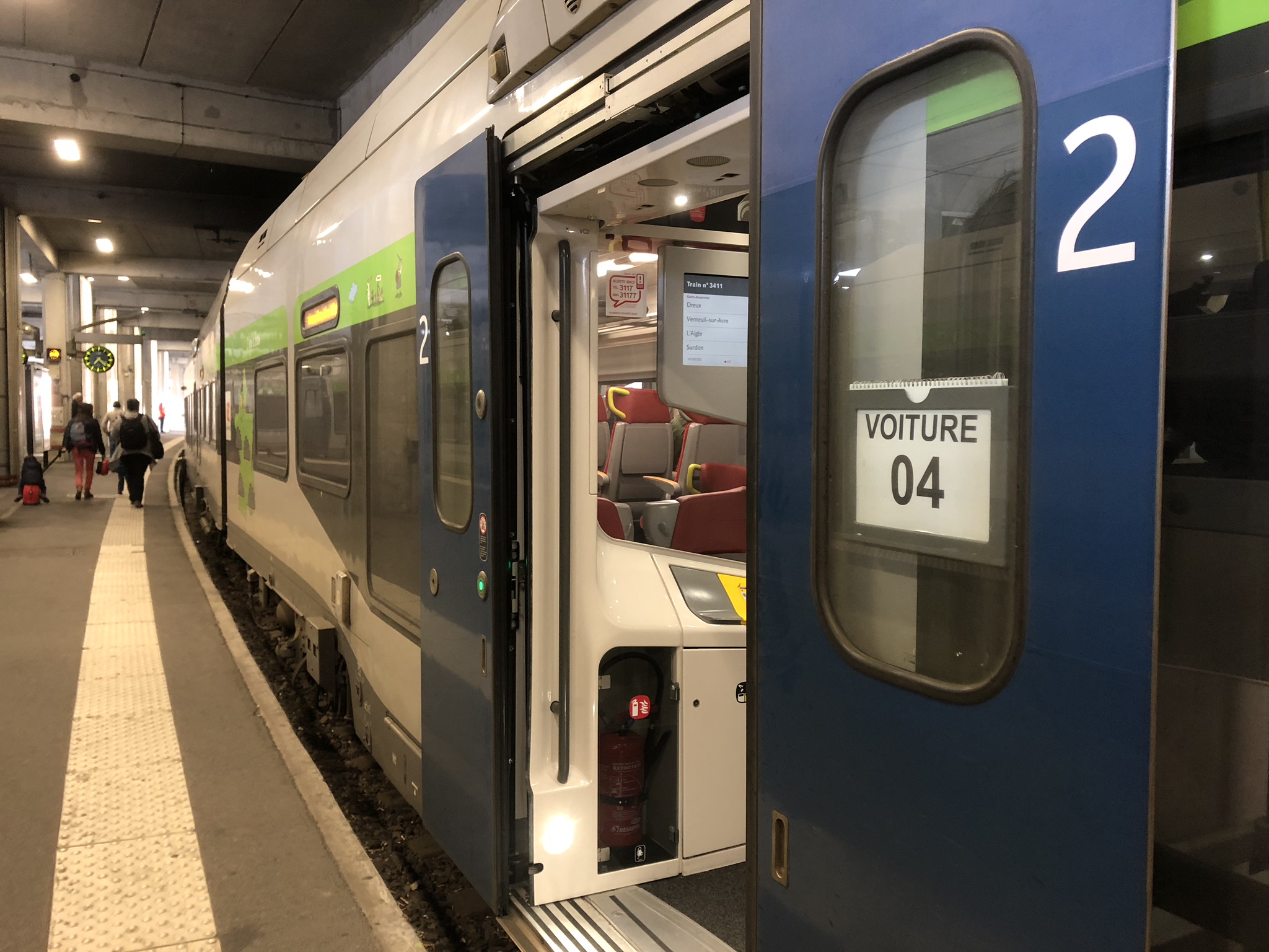 パリのモンパルナス駅からTGVの列車に乗る様子