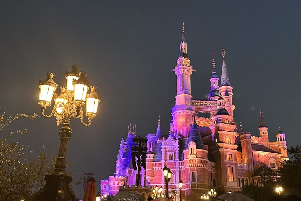 上海ディズニーランドのメインキャッスルと街灯の幻想的な夜景