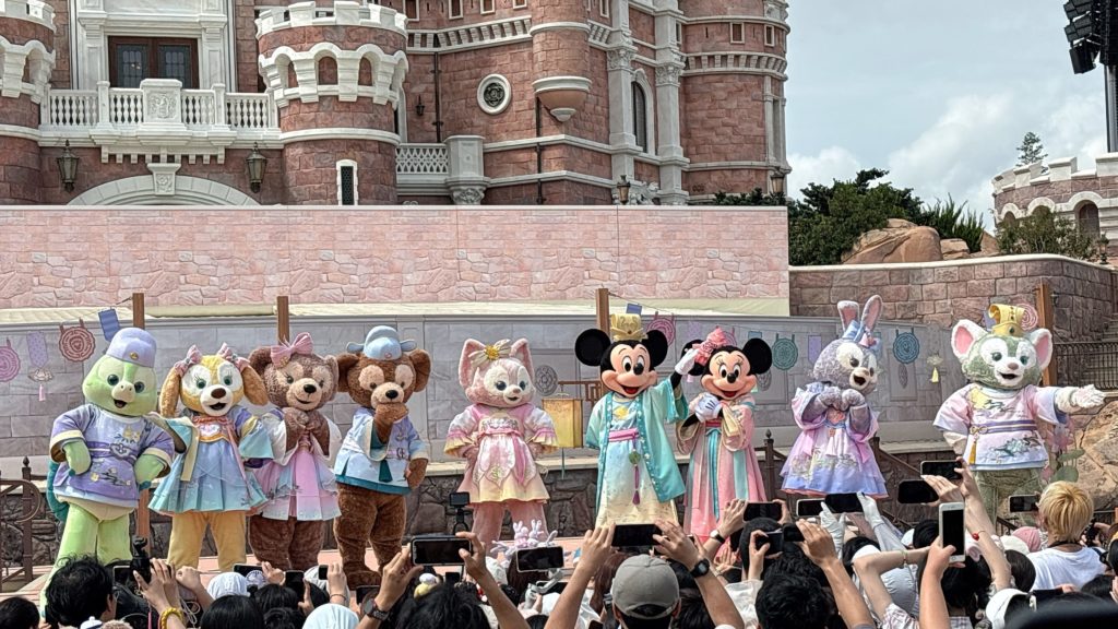 上海ディズニーランドのキャッスルショー。ダッフィー＆フレンズの「Enjoying the moon」。混雑を避けて中秋節のイベントを楽しむ。