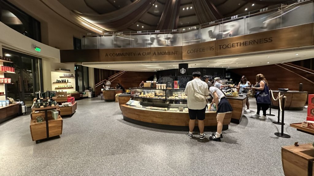 上海ディズニータウンにあるスターバックスの店内の様子