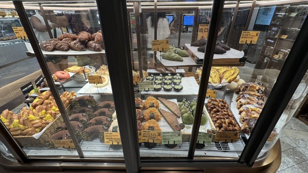 上海ディズニータウンにあるペーパーストーンベーカリーに並んでいるパンの様子