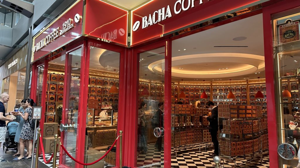 シンガポールのマリーナベイサンズ内にあるコーヒーショップ「Bacha Coffee」の看板