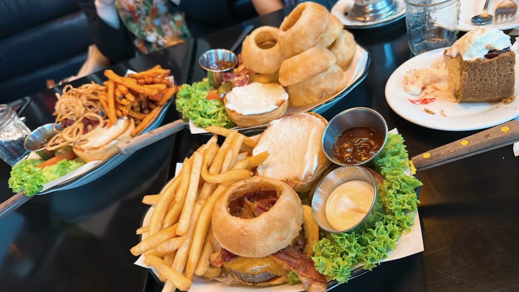 シンガポールのマリーナベイサンズ内にあるレストランBlack Tapのボリューム満点ハンバーガー