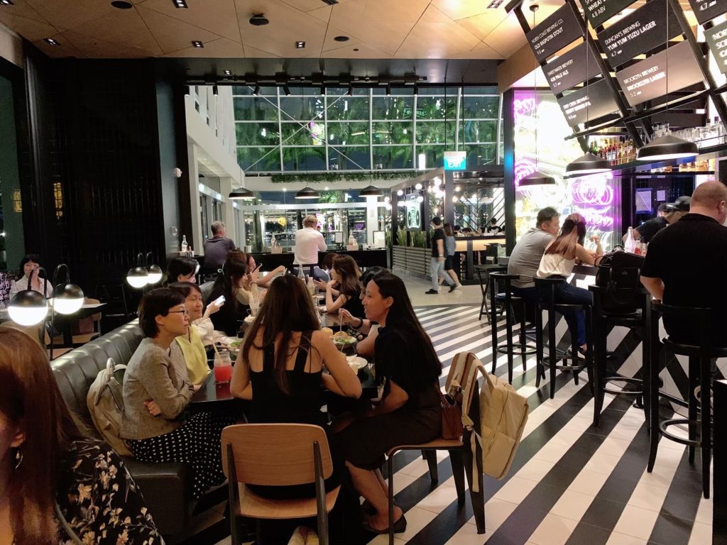 シンガポールのマリーナベイサンズ内にあるレストランBlack Tapの店内の様子