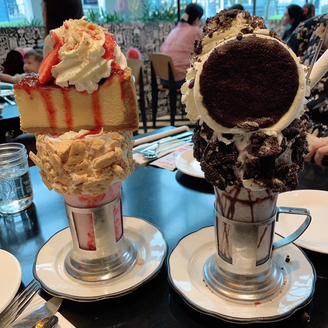 シンガポールのマリーナベイサンズ内にあるレストランBlack Tapの大迫力シェイク。