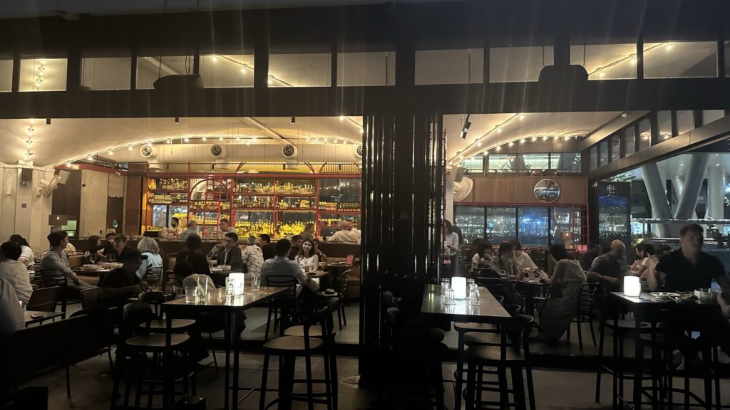 シンガポールのマリーナベイにあるレストラン「Cafe Fernet」の店内の様子