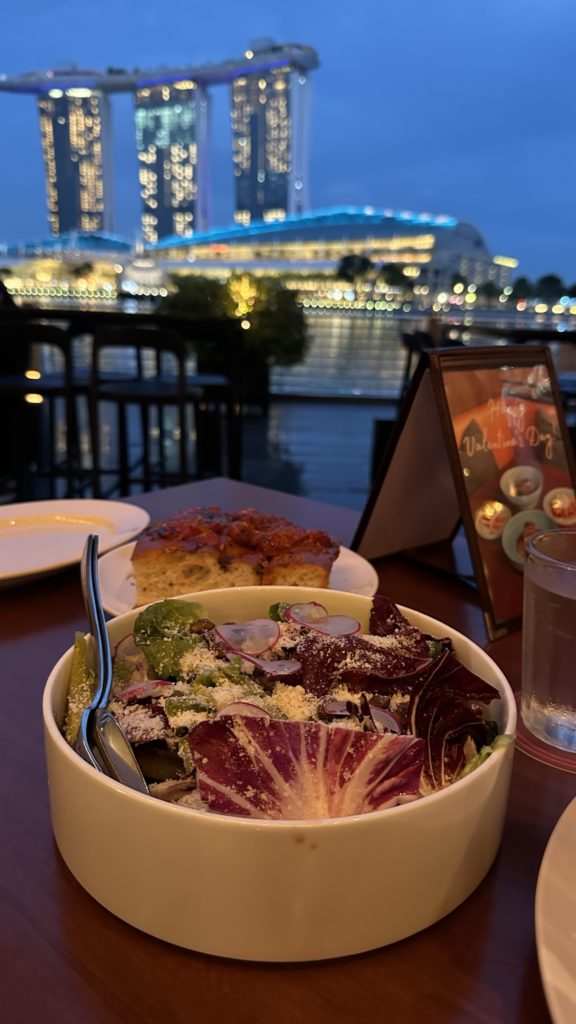 マリーナベイサンズを背後に臨むCafe Fernetのサラダ