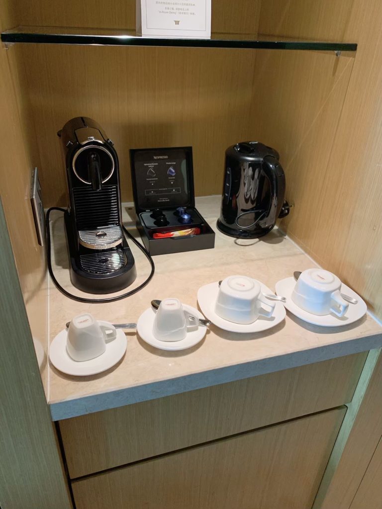 コーヒーやドリンクが揃うマリーナベイ・サンズのミニバーコーナー