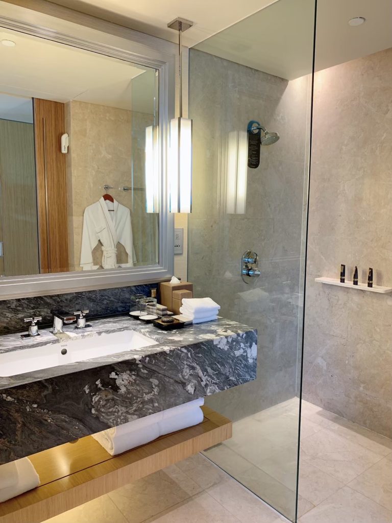 ガラス張りのシャワールームがあるマリーナベイ・サンズのバスルーム。