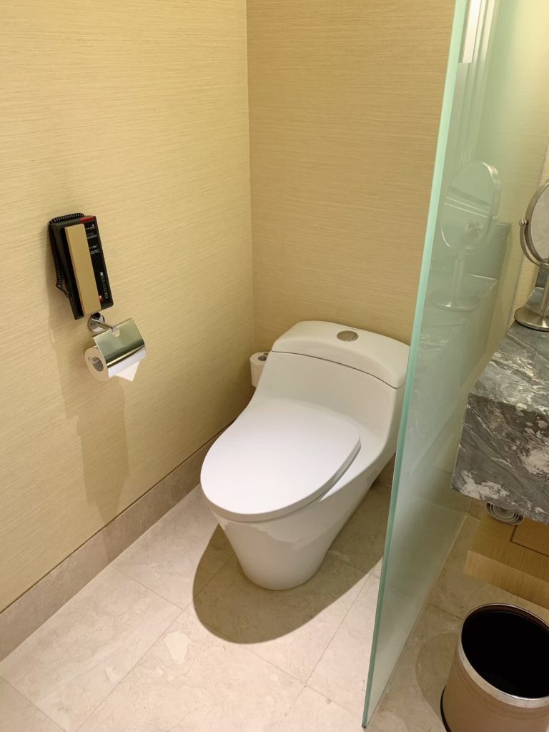 清潔感のあるマリーナベイ・サンズのツインルームのトイレ。