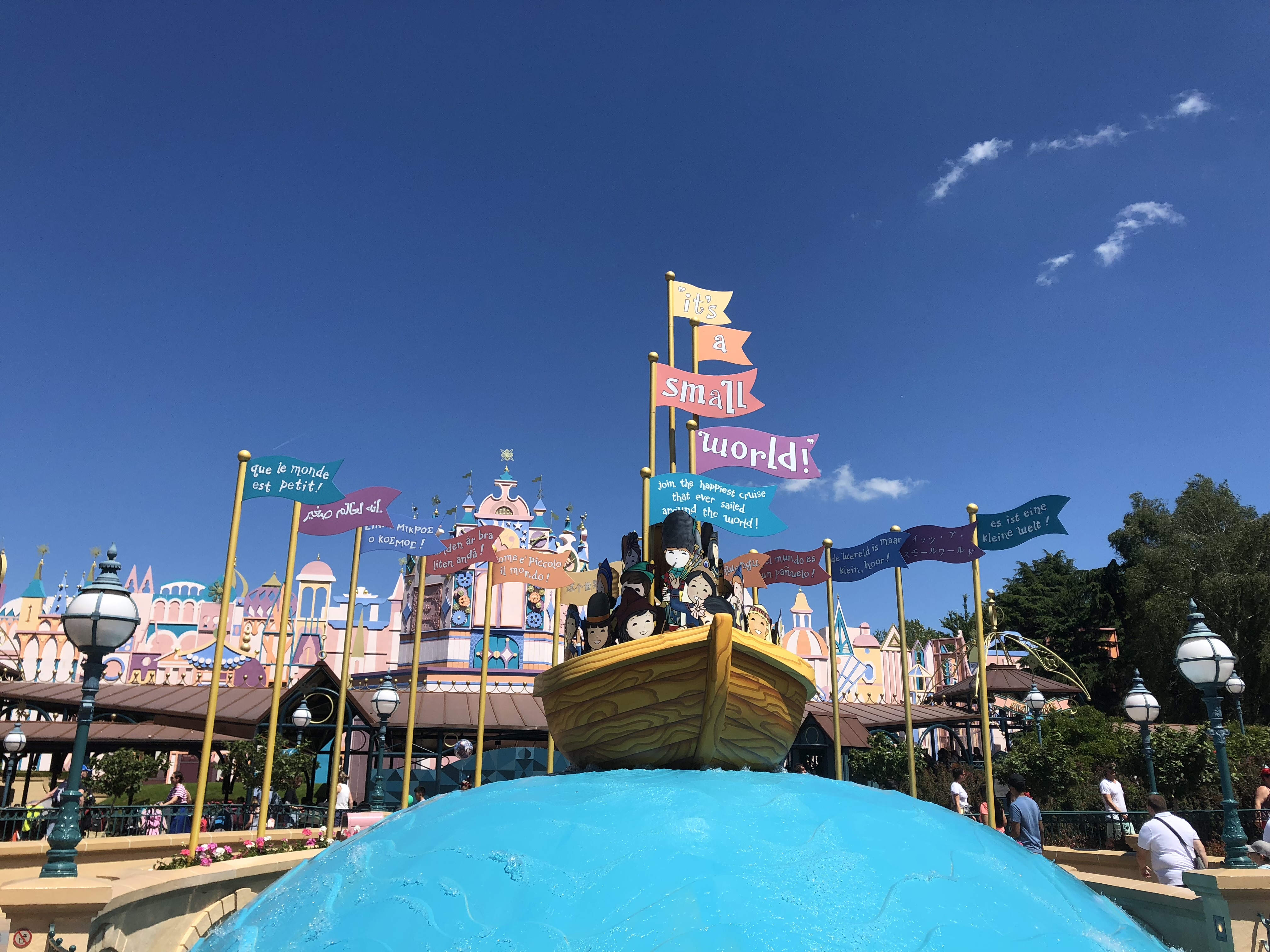 ディズニーランド・パリのアトラクション「It's a small world」天気の良い旅に相応しい景色
