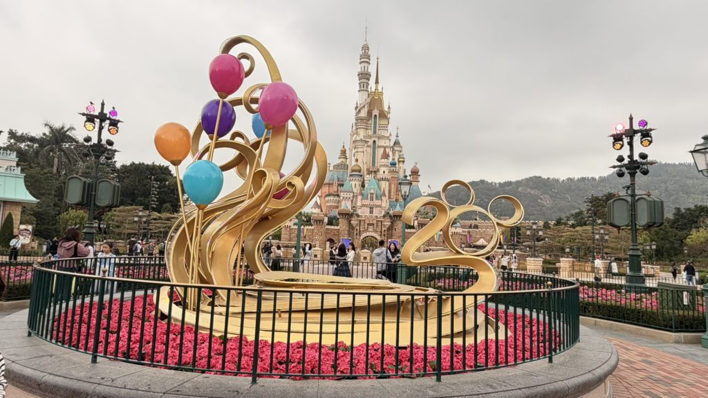 香港ディズニーランドのお城「キャッスルオブマジカルドリーム」と２０周年記念モニュメント