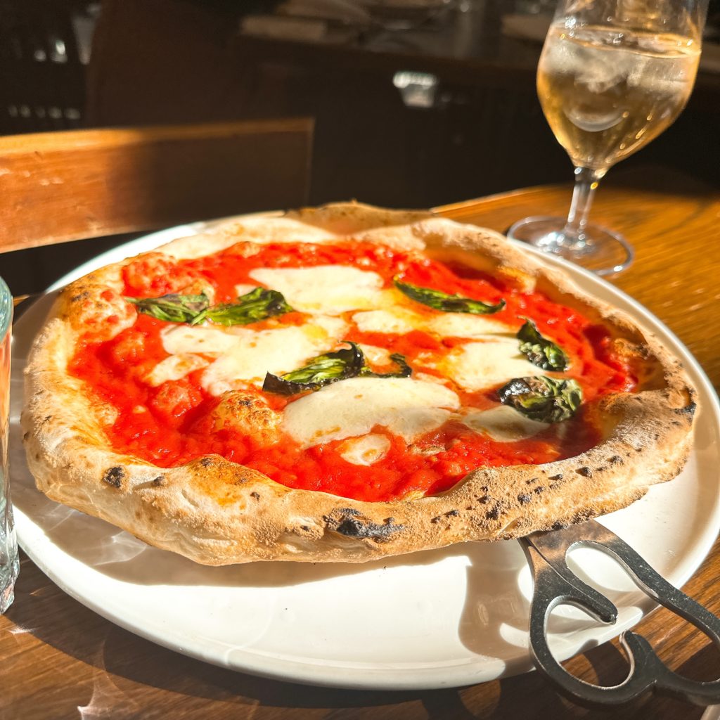 イタリアンレストラン「A16」の本格的なピザ。マルゲリータ