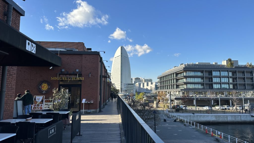 横浜みなとみらいにあるマリン&ウォーク ヨコハマのイタリアンレストラン「A16」クリスマスマーケット前に最適の場所にある