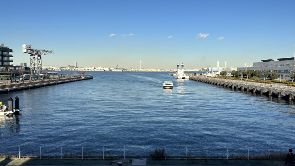 横浜みなとみらいにあるマリン&ウォーク ヨコハマのイタリアンレストラン「A16」のテラス席からの眺め