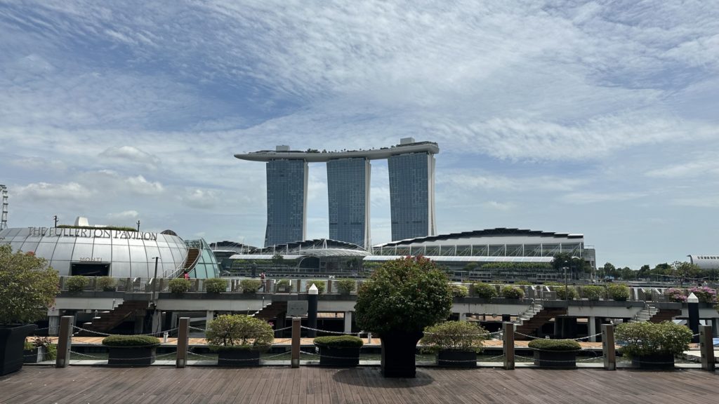 シンガポールのランドマーク「マリーナベイ・サンズ」日中の全体外観。青空の下にそびえる3棟のタワーと屋上のインフィニティプールが特徴。