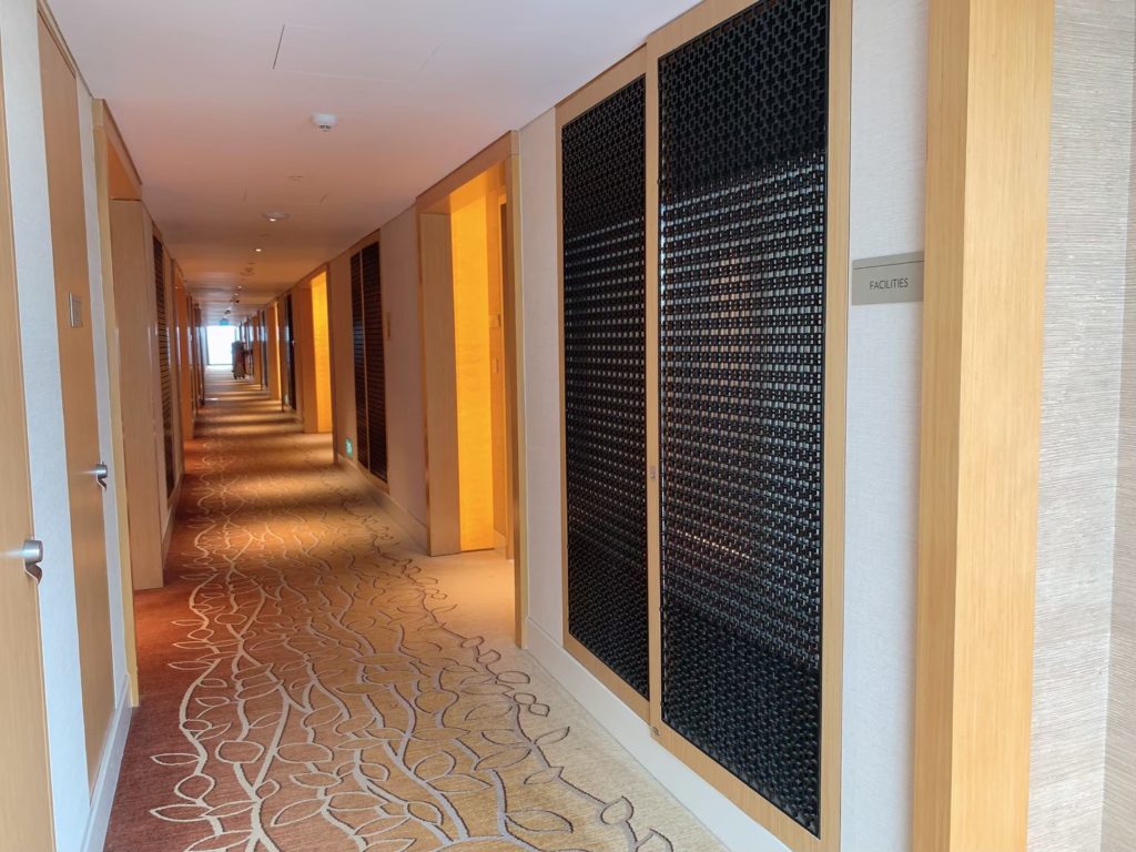 マリーナベイ・サンズの客室フロアの廊下｜落ち着いた照明と高級感のある雰囲気