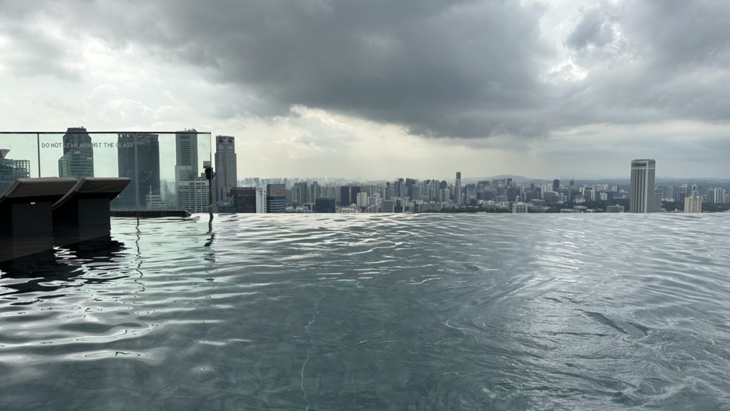 マリーナベイ・サンズのインフィニティプール（日中）スコール前で曇っている