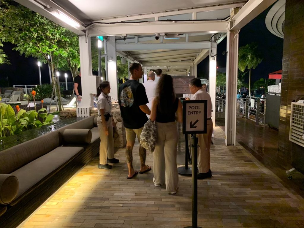 マリーナベイ・サンズのインフィニティプール入口｜宿泊者専用のカードキーで入場できる