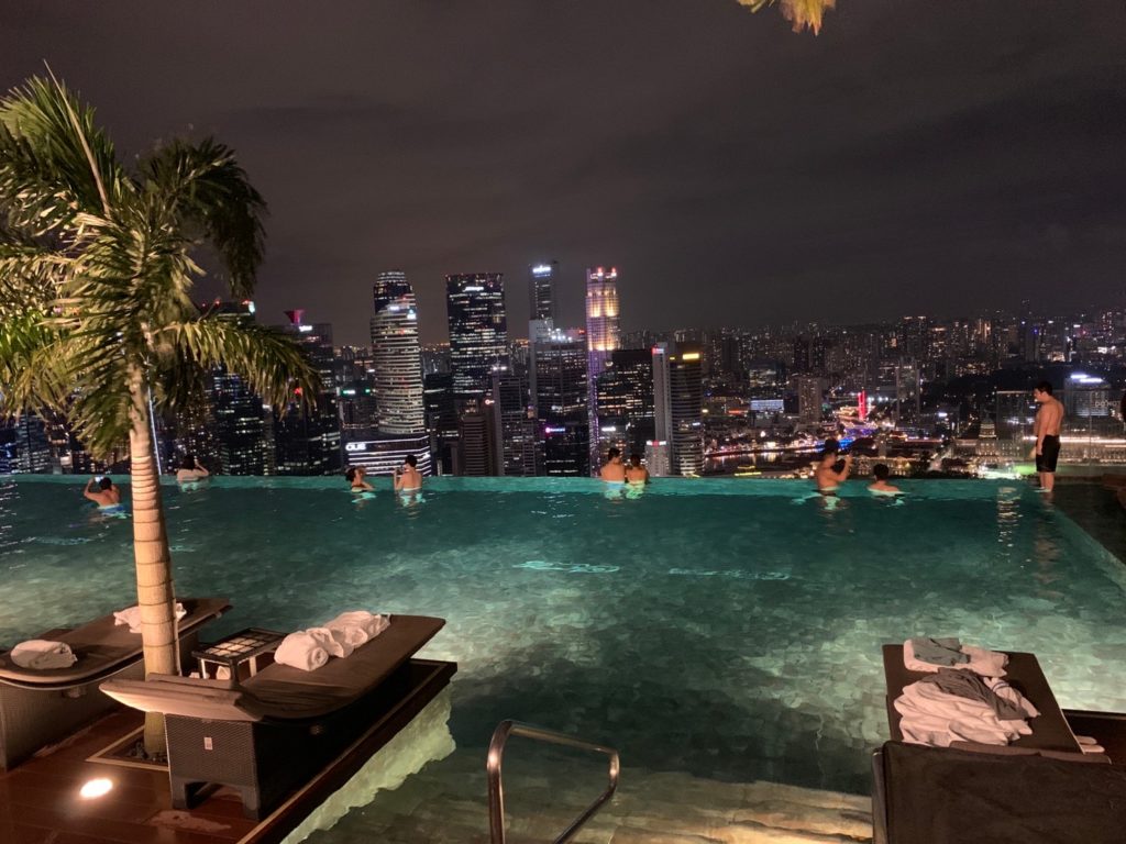 マリーナベイ・サンズのインフィニティプール（夜）｜ライトアップされた夜景とプールの輝きが美しい