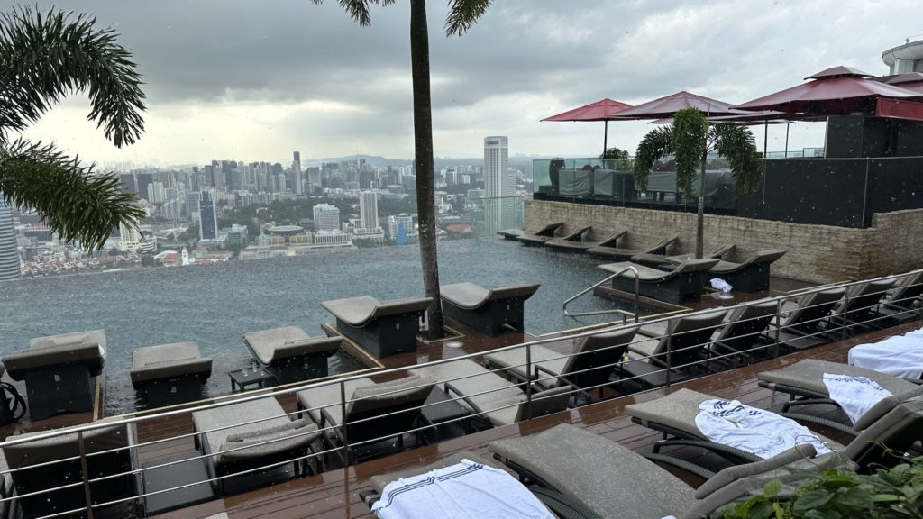 スコールの中のマリーナベイ・サンズのインフィニティプール