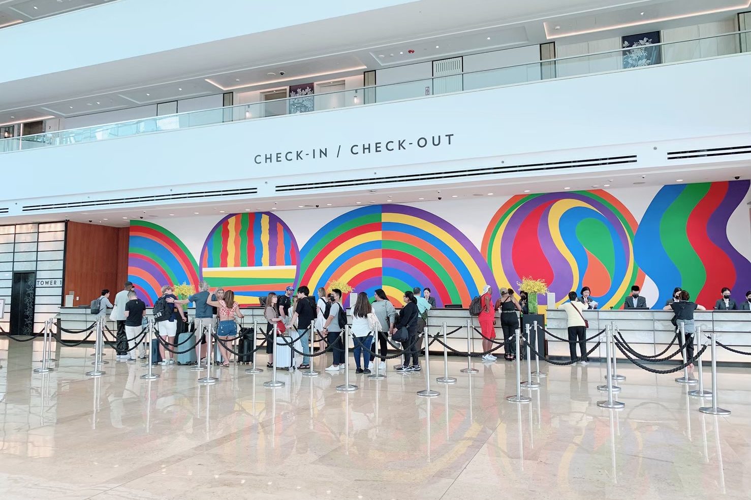 マリーナベイ・サンズのチェックイン/アウトカウンター｜出発前に利用しやすい広々としたフロントエリア