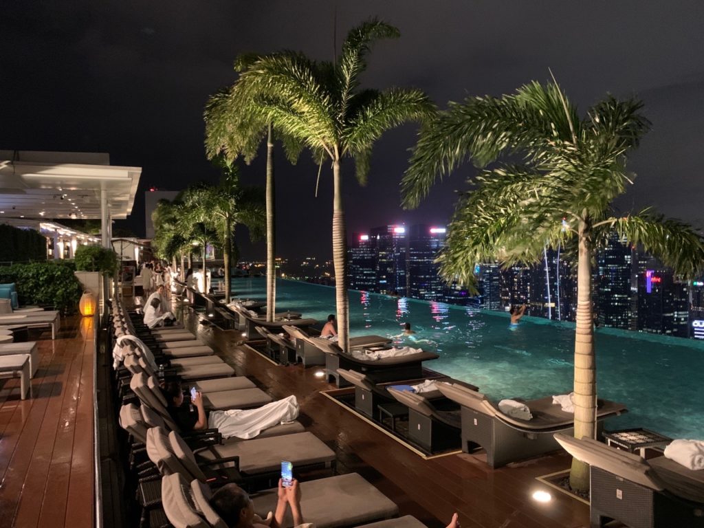 マリーナベイ・サンズのプールデッキチェアー（夜）｜光り輝く夜景を眺めながらくつろげる特別な空間