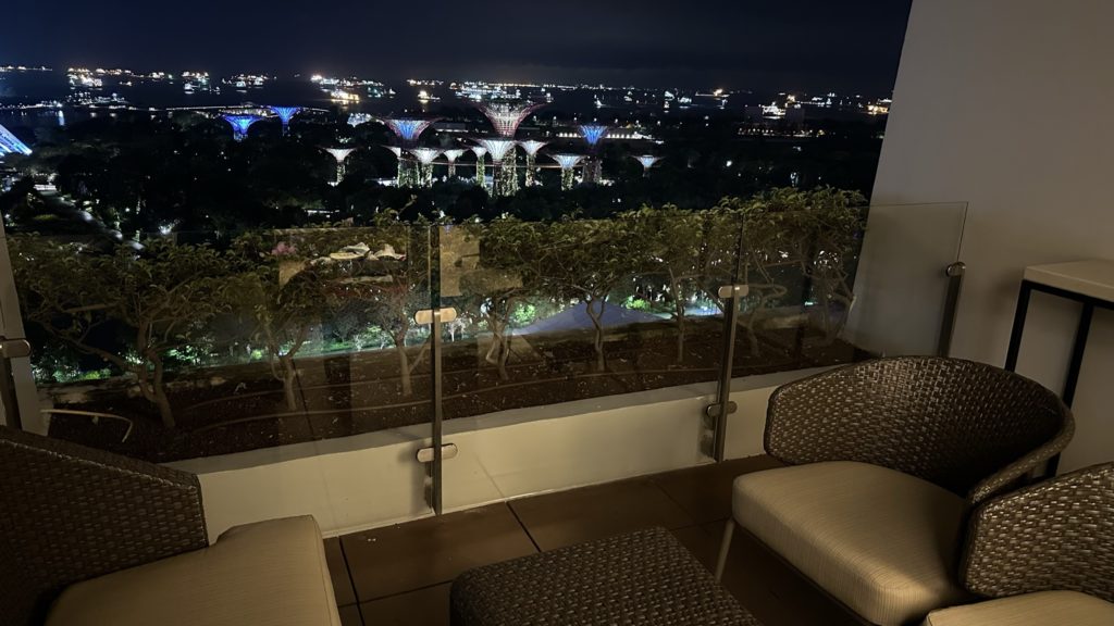 マリーナベイ・サンズの客室から見たガーデン・ラプソディ（Garden Rhapsody）｜夜に輝くスーパーツリーの光のショーを一望