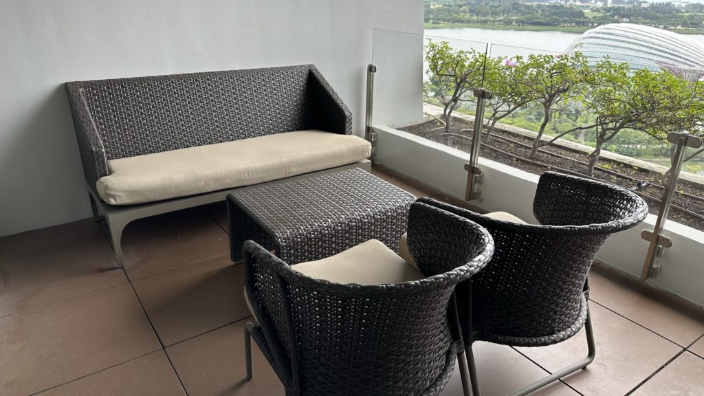 マリーナベイサンズのツインルームのテラス。ラタン調のテーブルとイス